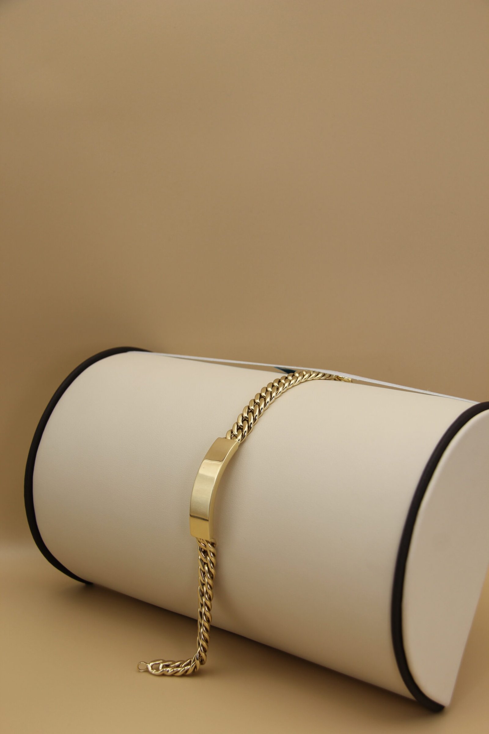 Hammered Bracelet with Name Plate Engraving 14k-14.6g-8.5in - Image 3