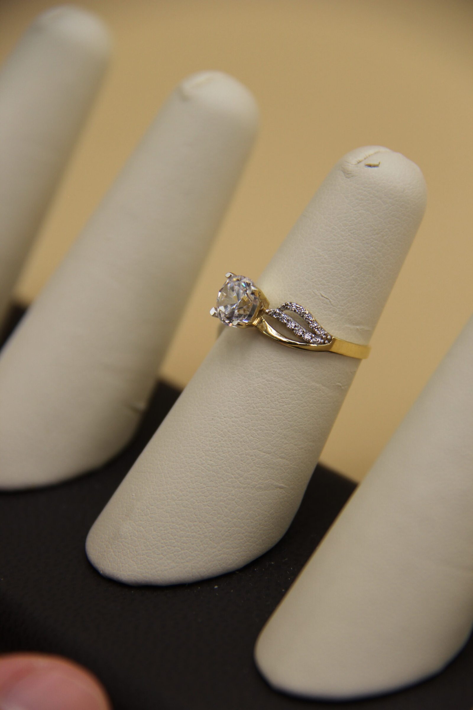 10k Solitaire Ring - Image 3