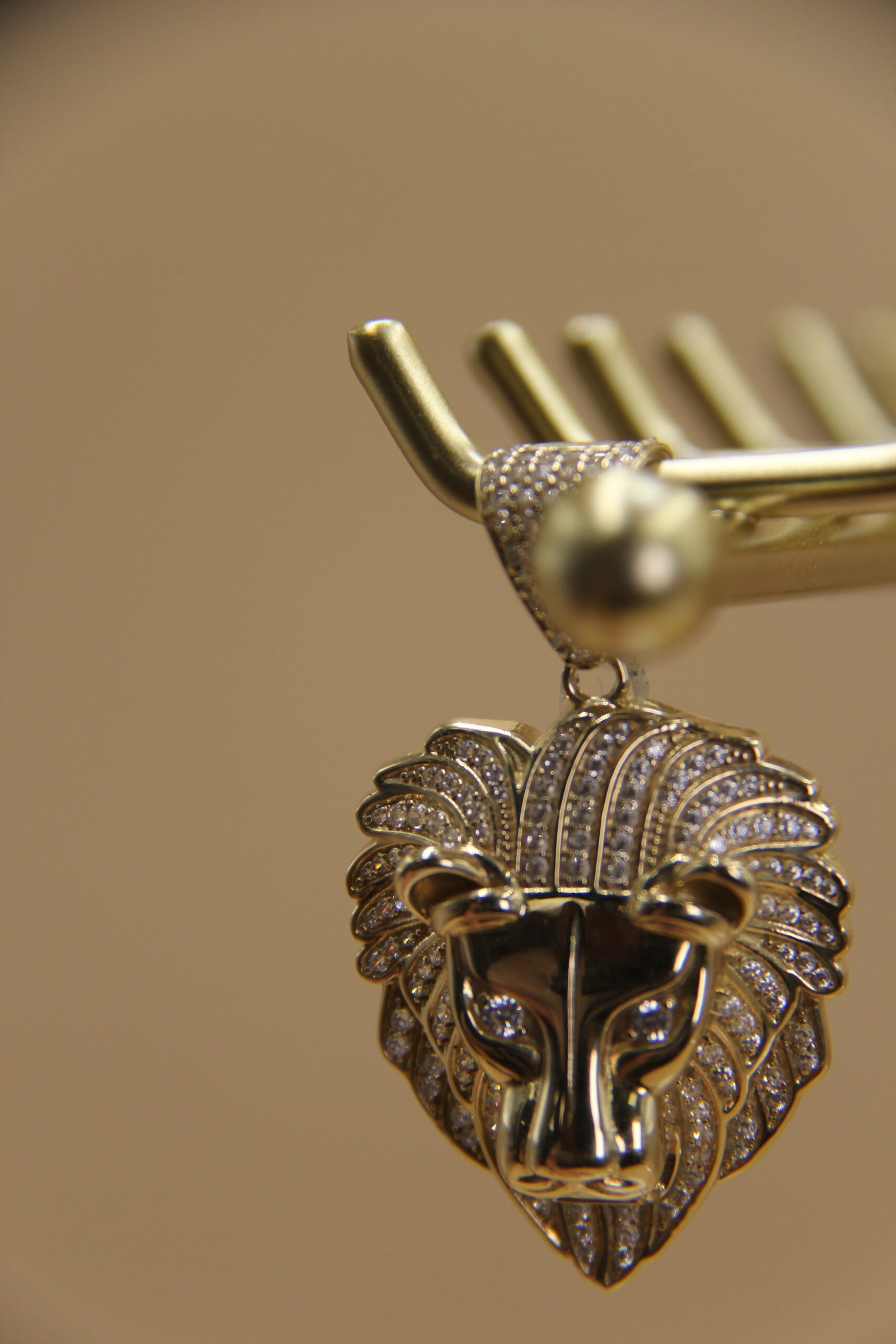 10k Lion Face Pendant - Image 4